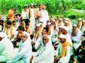 खामखेडा ते त्र्यंबकेश्वर दिंडीतील वारकऱ्यांना मफलरचे वाटप - Marathi News | Muffler distributed to the warchers at Khamkheda to Trimbakeshwar Dindi | Latest nashik News at Lokmat.com