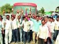 सटाण्यात शेतकऱ्यांचा रास्ता रोको - Marathi News | Stop the farmers' route in the neighborhood | Latest nashik News at Lokmat.com
