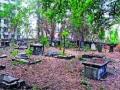 दफनभूमीतील जिवंत इतिहास... - Marathi News | The living history of the cemetery ... | Latest nashik News at Lokmat.com