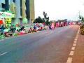 भाजीबाजारामुळे रस्ता बंद - Marathi News | Road closure due to vegetable market | Latest nashik News at Lokmat.com