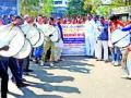 पालिकेच्या द्वारावर बडविले ढोल - Marathi News | Buddy drum by the corporation | Latest nashik News at Lokmat.com