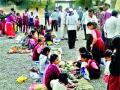 विद्यार्थ्यांनी गावात भरविला आठवडे बाजार - Marathi News | Students filled the village in the week's Weekly market | Latest nashik News at Lokmat.com