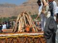 बंदुकीनं हवेत तीन फैरी झाडून शहीद गणेश ढवळेंना लष्कराची मानवंदना - Marathi News | Shadow Ganesh Dhavelen Army Army salute with three ferries in the air | Latest maharashtra News at Lokmat.com