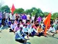 पांढुर्लीरोडवर चक्का जाम आंदोलन - Marathi News | Flywheel movement on white railroad | Latest nashik News at Lokmat.com
