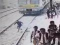 VIDEO: देव तारी त्याला कोण मारी! विक्रोळी स्टेशनवरील धक्कादायक घटना - Marathi News | VIDEO: God Himself killed Him! Shocking incident at Vikhroli station | Latest maharashtra News at Lokmat.com