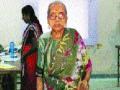 काठी टेकत आल्या १०७ वर्षांच्या आजीबाई - Marathi News | 107-year-old granddaughter sticks up | Latest thane News at Lokmat.com