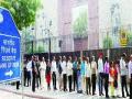 नोटांसाठी एनआरआयही रांगेत - Marathi News | NRI queues for notes | Latest business News at Lokmat.com
