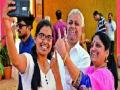 मतदारांमध्ये सेल्फीची क्रेझ - Marathi News | Selfie craze of voters | Latest pune News at Lokmat.com