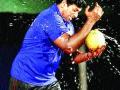 एका मिनिटात फोडले १२४ नारळ - Marathi News | 124 coconut smashed in one minute | Latest national News at Lokmat.com