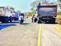 कर्जत-मुरबाड रस्त्यावर वाहनांची अनधिकृत पार्किंग - Marathi News | Unauthorized parking of vehicles on Karjat-Murbad road | Latest maharashtra News at Lokmat.com