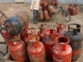 एलपीजीच्या दरात ८६ रुपयांची वाढ - Marathi News | LPG rates up by Rs 86 | Latest national News at Lokmat.com
