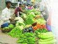 रस्त्यावर भाजीबाजार - Marathi News | Vegetable market on the road | Latest nashik News at Lokmat.com