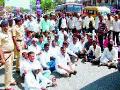 संतप्त शेतकऱ्यांचा निफाडला रास्ता रोको - Marathi News | Stop the nifadala route of angry farmers | Latest nashik News at Lokmat.com