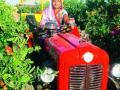 डाळिंबाच्या बागेत उषातार्इंचा ट्रॅक्टर - Marathi News | Ushatarik tractor in pomegranate garden | Latest kolhapur News at Lokmat.com