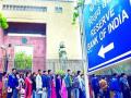 नोटा बदलण्यास गर्दी कायम - Marathi News | The crowd changed the currency | Latest national News at Lokmat.com