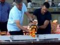 मित्राच्या अंतिम इच्छेसाठी स्टीव्ह वॉने गंगेत केलं अस्थी विसर्जन - Marathi News | Steve Waugh has done his bone for the final wish of his friend | Latest national News at Lokmat.com
