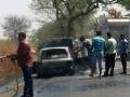 पाचोरा-वरखेडी रोडवर आग लागून कारची होळी - Marathi News | Holi car with fire on Pachora-Warkhedi road | Latest maharashtra News at Lokmat.com