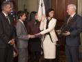 अमेरिका - सीमा वर्मा यांनी भगवदगीतेवर हात ठेवून घेतली शपथ - Marathi News | America - Seema Verma holds her hand on Bhagavad Gita | Latest international News at Lokmat.com