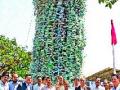 एक लाख प्लॅस्टिक बाटल्यांचा केला राक्षस - Marathi News | A monster made of one million plastic bottles | Latest nashik News at Lokmat.com