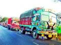ट्रक पलटल्याने वाहतूक ठप्प - Marathi News | Traffic jam due to overturning of trucks | Latest nashik News at Lokmat.com