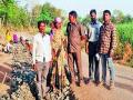 रस्त्यावर मजुरी करून सांभाळते गावाचा कारभार! - Marathi News | Carrying the wages of the road in the village! | Latest maharashtra News at Lokmat.com