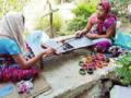 बांगडी निर्र्मितीतून महिलांना आर्थिक बळ - Marathi News | The financial strength of women from the bangladesh arithmetic | Latest vardha News at Lokmat.com