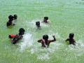 धोका पत्करून पाण्यात मुलांच्या उड्या...! - Marathi News | Children leap into the water by risking ...! | Latest kolhapur News at Lokmat.com