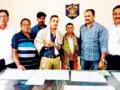 रस्त्यावर सापडलेले ३ लाख रुपये केले पोलिसांच्या स्वाधीन - Marathi News | Three lakh rupees found in the streets were handed over to the police | Latest vardha News at Lokmat.com