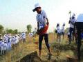 ‘त्या’ शेतकऱ्यांच्या पाल्यांचे श्रमदान - Marathi News | 'Those' farmers' welfare work | Latest maharashtra News at Lokmat.com