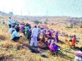 भल्या पहाटे डोंगरावर ग्रामस्थांचे श्रमदान - Marathi News | Shramdan of the villagers on the morning of the morning | Latest satara News at Lokmat.com
