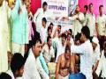 आश्रमशाळा कर्मचाऱ्यांचे मुंडण आंदोलन - Marathi News | Mundrana movement of Ashram Shalak employees | Latest maharashtra News at Lokmat.com