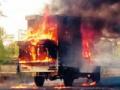 द बर्निंग व्हॅन : - Marathi News | The Burning Van: | Latest gondia News at Lokmat.com