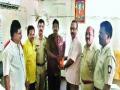 रिक्षाचालकाने दोन लाखांचे दागिने केले परत - Marathi News | The autorickshaw driver returned two lakh jewelery | Latest maharashtra News at Lokmat.com