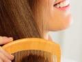 लाकडी कंगवा वापरा, केसांची समस्या सोडवा - Marathi News | Use a wooden comb, fix the hair problem | Latest jarahatke News at Lokmat.com
