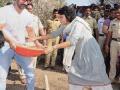 महाराष्ट्रदिनी पाण्यासाठी श्रमदान करा - आमिर खानचं आवाहन - Marathi News | Make a tribute to water for Maharashtra - Aamir Khan appealed | Latest maharashtra News at Lokmat.com