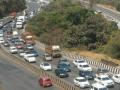 VIDEO- वाहनांची संख्या वाढल्याने द्रुतगती महामार्ग बनला कासवगती - Marathi News | VIDEO - Increasing the number of vehicles has created a highway | Latest maharashtra News at Lokmat.com