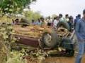 झाडाला धडक बसल्याने चारचाकी वाहन उलटले - Marathi News | Due to the collision of the four-wheelers, the vehicle was reversed | Latest gadchiroli News at Lokmat.com