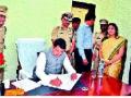 पोलिस अधिकाऱ्याच्या खुर्चीत बसले मुख्यमंत्री! - Marathi News | The Chief Minister of the police officer's chair! | Latest maharashtra News at Lokmat.com