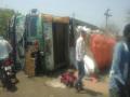 तूर घेऊन जाणारा ट्रक उलटला; चार तास वाहतूक ठप्प! - Marathi News | Truck carrying trucks overturned; Four hours traffic jam! | Latest vashim News at Lokmat.com