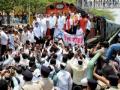 मुंबई-लातूर एक्स्प्रेससाठी लातूरकरांनी रोखली रेल्वे - Marathi News | Latukar block for the Mumbai-Latur Express by Rohini Railway | Latest maharashtra News at Lokmat.com