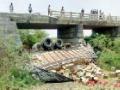 पुलावरून ट्रक कोसळला - Marathi News | The truck collapsed from the bridge | Latest vardha News at Lokmat.com