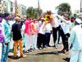 दानवेंच्या पुतळ्याला जोडे मारा आंदोलन - Marathi News | Movement to the Demon's statue | Latest nashik News at Lokmat.com