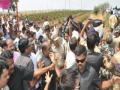 मुख्यमंत्र्यांना युवक काँग्रसेनं दाखवले काळे झेंडे - Marathi News | Black flag shown by Youth Congress to Chief Minister | Latest maharashtra News at Lokmat.com