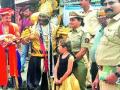 मोबाईलग्रस्त वाहनचालकांना यमाचे दर्शन - Marathi News | Visible to mobile-operated drivers | Latest maharashtra News at Lokmat.com