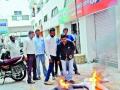 अमर साबळेंच्या पुतळ्यांचे दहन - Marathi News | Immortal burning of statues of immortal | Latest maharashtra News at Lokmat.com