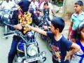 वांगणीच्या बाजारपेठेत आज डोळे बांधून चालवणार बाइक - Marathi News | Bike to blindfold today in the market of Vangani | Latest maharashtra News at Lokmat.com