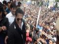 जळगावात गोविंदाला पाहण्यासाठी चाहत्यांची प्रचंड गर्दी - Marathi News | A crowd of fans to see Govinda in Jalgaon | Latest jalgaon News at Lokmat.com