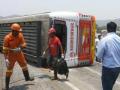 बस उलटून झालेल्या अपघातात 26 प्रवासी जखमी - Marathi News | 26 passengers injured in bus accident | Latest maharashtra News at Lokmat.com