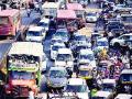 पुणे महामार्गावर तीन तास वाहतूक कोंडी - Marathi News | Three hours of traffic congestion on the Pune highway | Latest nashik News at Lokmat.com