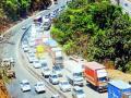एक्स्प्रेस वेवर आॅईल सांडल्याने वाहतूककोंडी - Marathi News | Due to expressing wet weather, traffic constitutes | Latest pune News at Lokmat.com